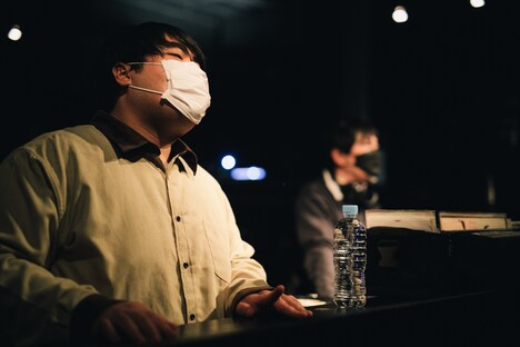 開演前、臼山田洋オーケストラのDJを楽しむ澤部渡（Vo, G）