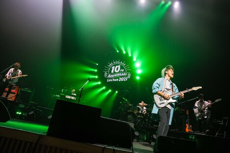 「ナオト・インティライミ 10TH ANNIVERSARY LIVE TOUR 2021」東京・LINE CUBE SHIBUYA（渋谷公会堂）公演の様子。（撮影：森好弘）