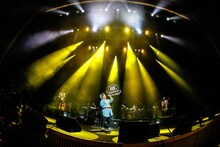 「ナオト・インティライミ 10TH ANNIVERSARY LIVE TOUR 2021」東京・LINE CUBE SHIBUYA（渋谷公会堂）公演の様子。（撮影：森好弘）