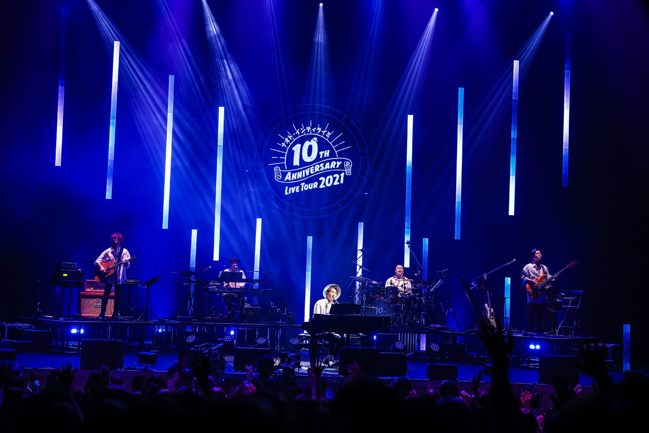 「ナオト・インティライミ 10TH ANNIVERSARY LIVE TOUR 2021」東京・LINE CUBE SHIBUYA（渋谷公会堂）公演の様子。（撮影：森好弘）