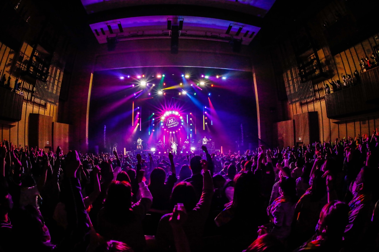 「ナオト・インティライミ 10TH ANNIVERSARY LIVE TOUR 2021」東京・LINE CUBE SHIBUYA（渋谷公会堂）公演の様子。（撮影：森好弘）