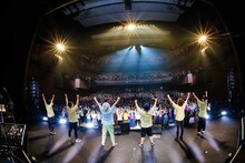 「ナオト・インティライミ 10TH ANNIVERSARY LIVE TOUR 2021」東京・LINE CUBE SHIBUYA（渋谷公会堂）公演の様子。（撮影：森好弘）