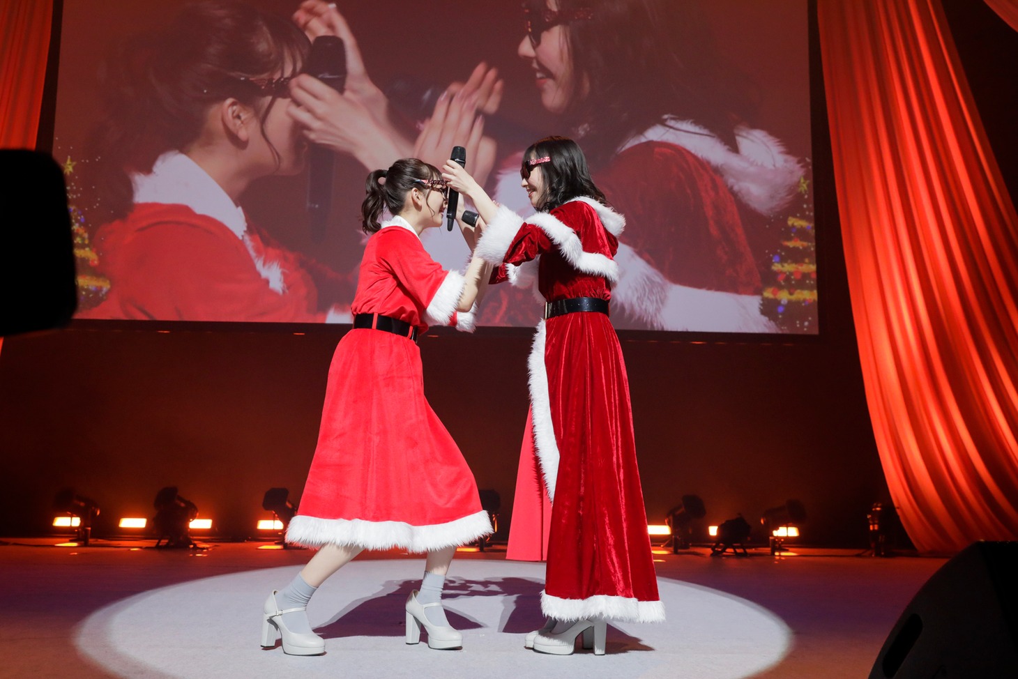 サングラスをかける高井千帆と佐々木彩夏。（Photo by RYOHEI TSUKADA）