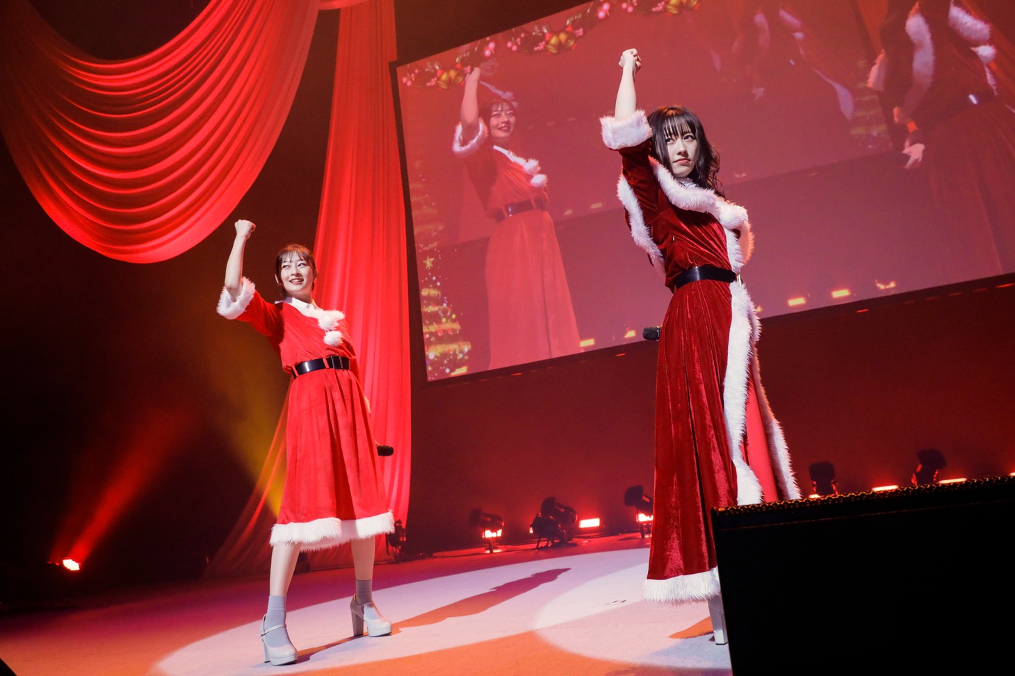 「労働讃歌」を披露する高井千帆と佐々木彩夏。（Photo by RYOHEI TSUKADA）