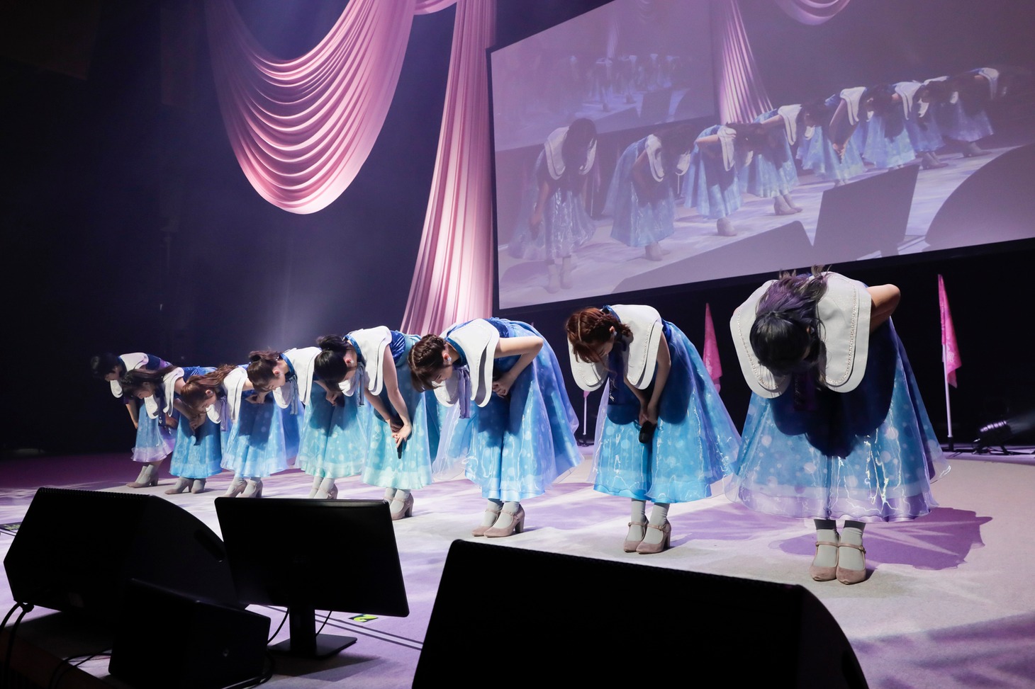 組合員に向かってお辞儀をする浪江女子発組合。（Photo by RYOHEI TSUKADA）