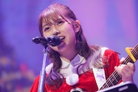 AI「ハピネス」をアコースティックギターで弾き語る鈴木萌花。（Photo by RYOHEI TSUKADA）