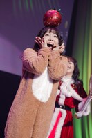 「ハッピー♡スイート♡バースデー！」のオリジナルバージョンを披露する播磨かな。（Photo by RYOHEI TSUKADA）