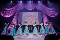 新しいアーティスト写真をアピールする浪江女子発組合。（Photo by RYOHEI TSUKADA）