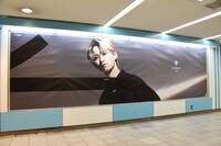 池袋駅に貼り出された大きな「#FIND_THE_JO1」広告。メンバー内では唯一の関東出身者で、5thシングルでセンターを務める白岩瑠姫が登場している。