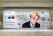 池袋駅に掲出された、鶴房汐恩の応援広告。