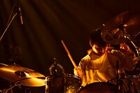 尾崎和樹（Dr）（撮影：鳥居洋介）