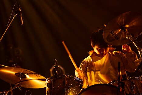 尾崎和樹（Dr）（撮影：鳥居洋介）