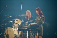 左からJURI（Dr）、SUZUKA（Key）。（Photo by Jumpei Yamada）