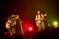 左からHANA（B）、KATY（Vo, G）。（Photo by Jumpei Yamada）