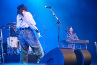 左からKATY（Vo, G）、SUZUKA（Key）。（Photo by Jumpei Yamada）