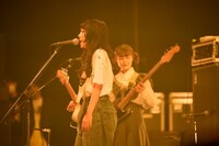 左からKATY（Vo, G）、HANA（B）。（Photo by Jumpei Yamada）