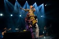 メンバーに肩車されながら歌うぺいにゃむにゃむ（二丁目の魁カミングアウト）。（Photo by Jumpei Yamada）