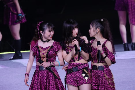 左から石田亜佑美、佐藤優樹、小田さくら。