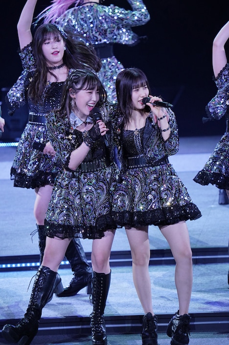 左から羽賀朱音、譜久村聖、佐藤優樹。