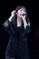 ソロで「笑顔の君は太陽さ」を歌唱する佐藤優樹。