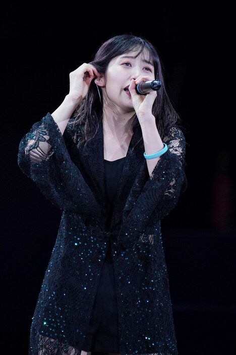 ソロで「笑顔の君は太陽さ」を歌唱する佐藤優樹。