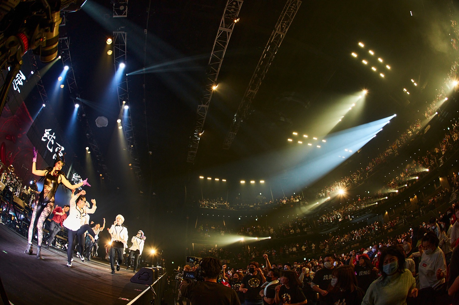 C&K「日本全国CK地元化計画 地元です。地元じゃなくても、地元ですツアー2021 劇団ひとりぼっち～僕は独りじゃない～ 改」東京・TOKYO DOME CITY HALL公演の様子。（撮影：鳥居洋介）