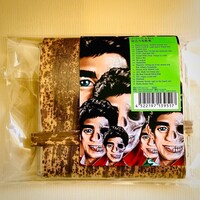 竹の皮に包まれた特殊ジャケット。