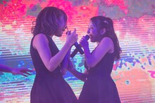 向い合って歌う奥ゆい（左）と十味（右）。