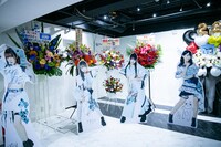 #2i2メンバーのパネルが飾られたロビー。