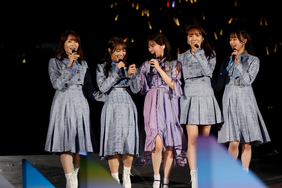 2期生メンバーと生田絵梨花。