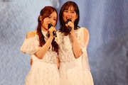 「ここじゃないどこか」を歌う星野みなみと生田絵梨花。