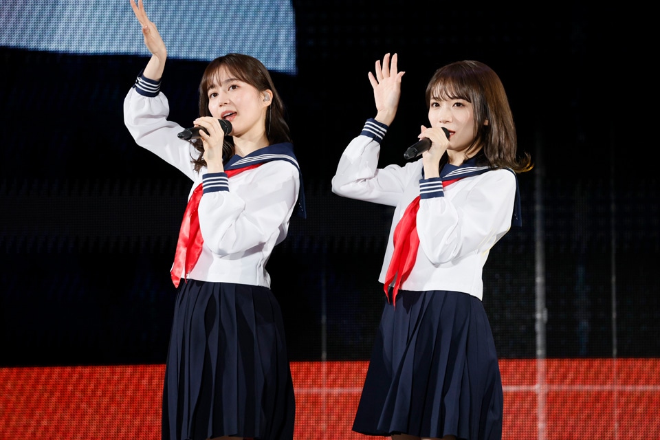 からあげ姉妹「無表情」を披露する生田絵梨花と秋元真夏。
