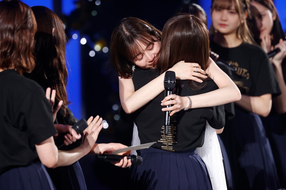 秋元真夏と抱き合う生田絵梨花。