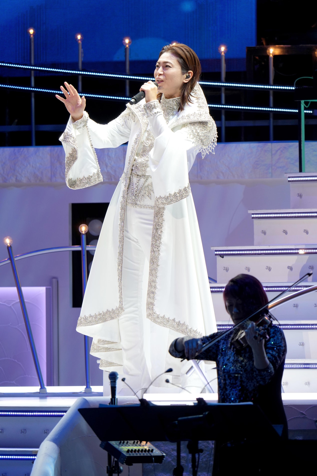 氷川きよし、洋装も和装も着こなし熱唱した21回目の「きよしこの夜