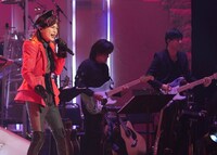 人気画像5位は「氷川きよし、洋装も和装も着こなし熱唱した21回目の『きよしこの夜』」より、氷川きよし。