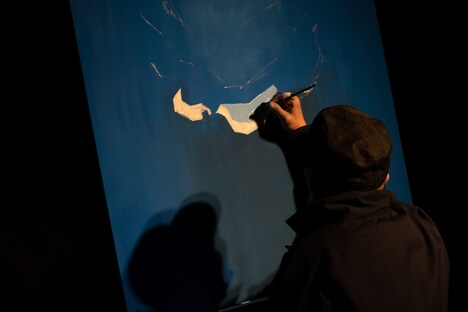 ライブペインティングを行う澁谷忠臣。