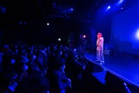 Moment Joon「White Lies & Blue Truth」の様子。