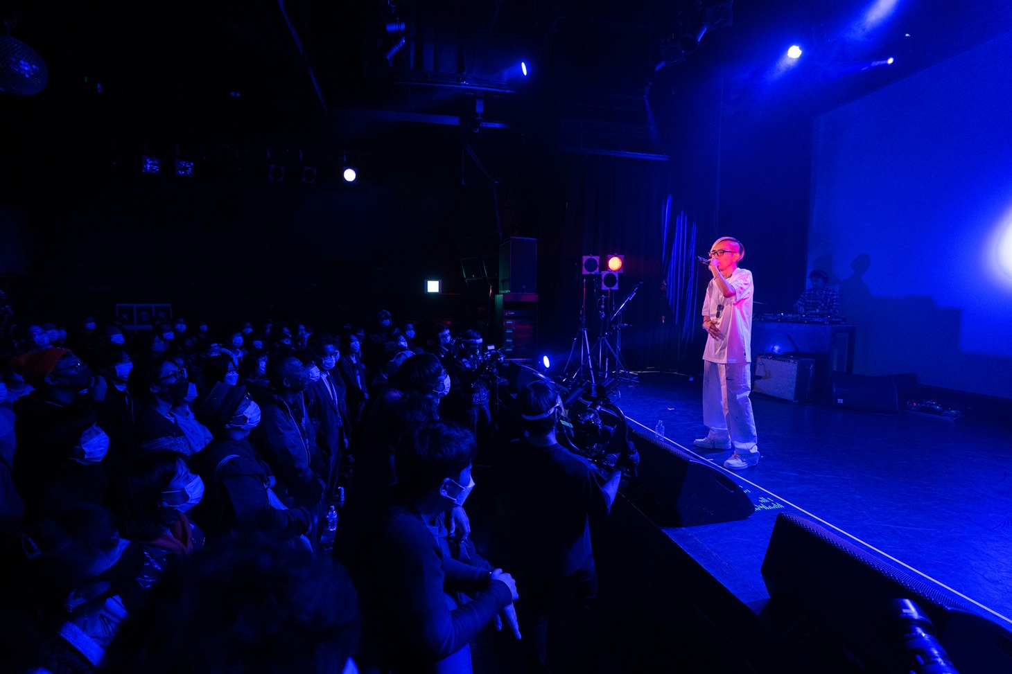 Moment Joon「White Lies & Blue Truth」の様子。