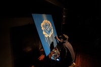 ライブペインティングを行う澁谷忠臣。