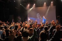 Äuraを迎えた「TENO HIRA」の様子。