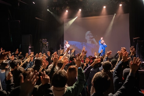 Äuraを迎えた「TENO HIRA」の様子。