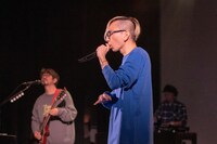 Gotch（ASIAN KUNG-FU GENERATION）を迎えた「DISTANCE」の様子。