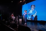 抱き合う鎮座DOPENESSとMoment Joon。