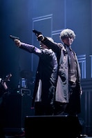 背中合わせて銃を構えるあほの坂田。と志麻。