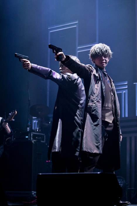 背中合わせて銃を構えるあほの坂田。と志麻。