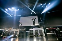 人気画像6位は「刃を交えて絆が芽生えた志麻×坂田、目撃者の心打ち抜くバースデーライブ展開」より、ステージ上段から飛び降りるあほの坂田。と志麻。