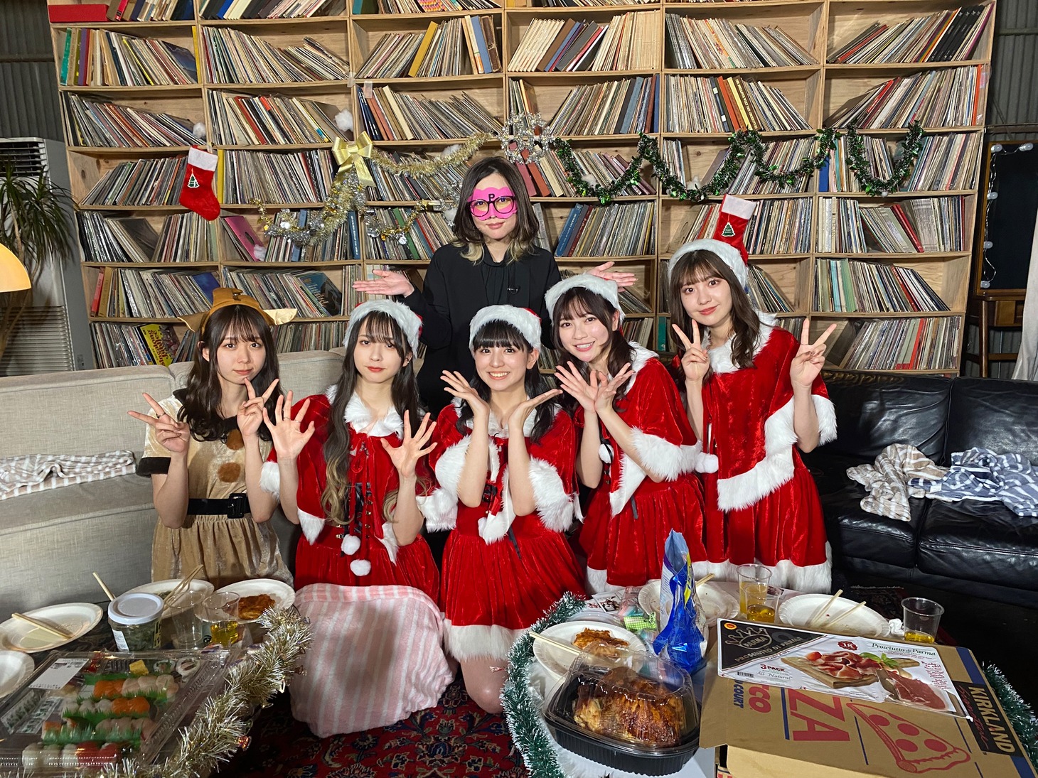 手前からわーすた、ぷりあでぃす玲奈。