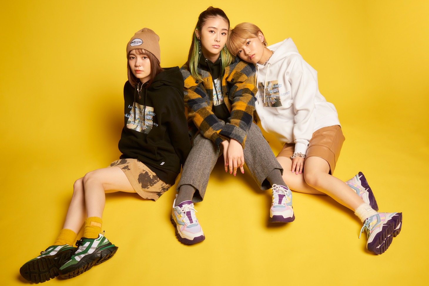 Girls2×atmos pink×FILAコラボレーションビジュアル