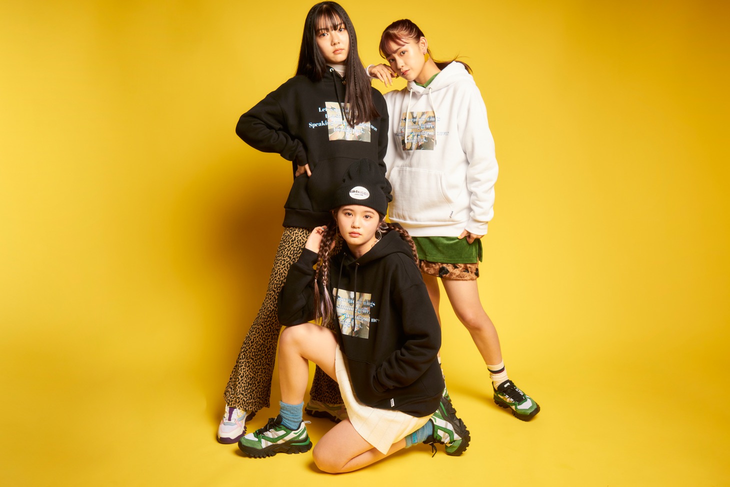 Girls2×atmos pink×FILAコラボレーションビジュアル