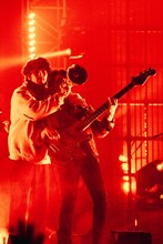 常田大希（Vo, G）と新井和輝（B）。（Photo by Kosuke Ito）